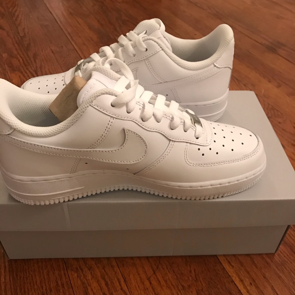 NW WOMENS AIRFORCE 1 size 8 triple white.